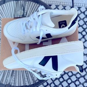 Veja V-10 black and white